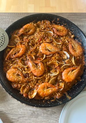 Una foto de Paella de marisco con socarrat