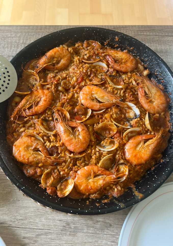 Una foto de Paella de marisco con socarrat