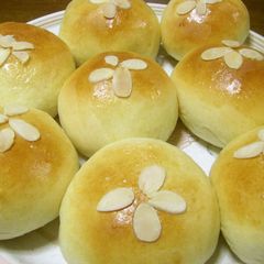 A picture of My Daughter's Favorite Cream Buns.