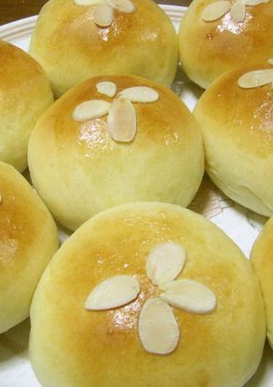 A picture of My Daughter's Favorite Cream Buns.