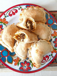 Una foto de Empanadas "Salteñas" de carne cortada a cuchillo