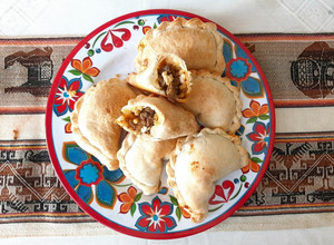 Una foto de Empanadas "Salteñas" de carne cortada a cuchillo