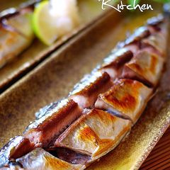 Methods for Pre-Cutting Salt-Grilled Pacific Saury A picture of Methods for Pre-Cutting Salt-Grilled Pacific Saury.