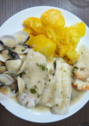Una foto de Merluza en Salsa Verde con Gambas y Almejas TMX