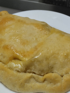 Una foto de Empanadas🥟 xl de atún🥙 salchicha🍗pollo🌰cebolla y queso🧀
