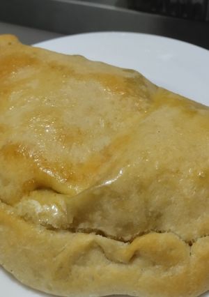 Una foto de Empanadas🥟 xl de atún🥙 salchicha🍗pollo🌰cebolla y queso🧀