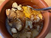 Una foto de cuajada con nueces