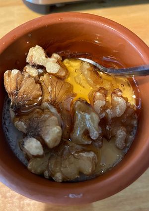 Una foto de Cuajada Casera (sin lactosa y baja en fructosa) con sirope de arroz y nueces …