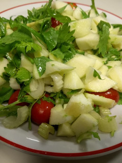 Una foto de Ensalada fresca de apio, palta, manzana y tomates