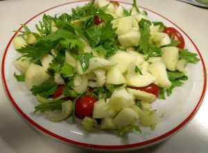 Una foto de Ensalada fresca de apio, palta, manzana y tomates