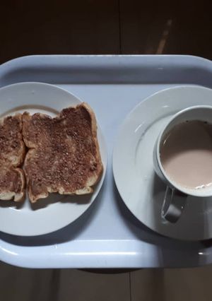A picture of Bread with chocolate spread tea.