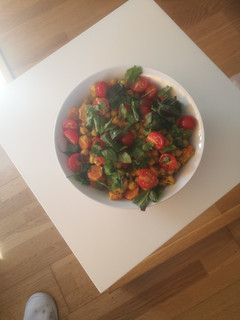 Una foto de Ensalada tibia de garbanzos al curry