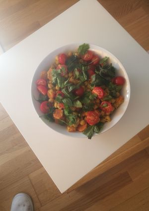 Una foto de Ensalada tibia de garbanzos al curry