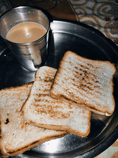 A picture of Bread with Tea.