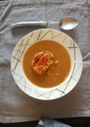 Une photo de Soupe a l'oignon gratinée au four