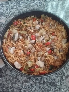 Una foto de Fideos con verduras y pavo