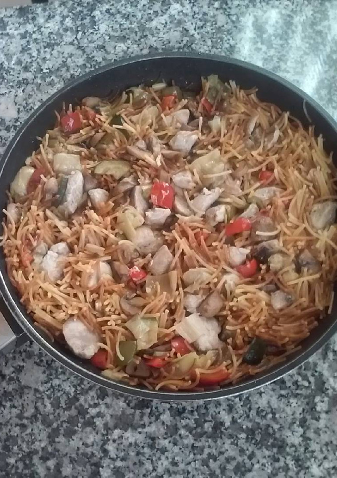 Una foto de Fideos con verduras y pavo