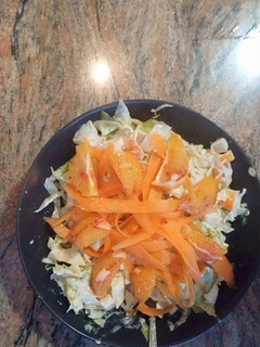 Una foto de Ensalada de surimi 🦀🥗
