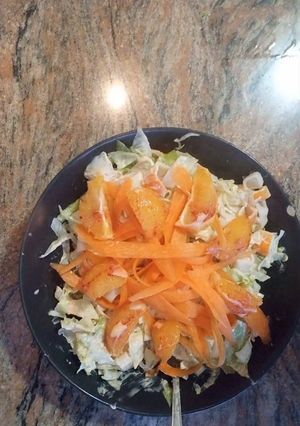 Una foto de Ensalada de surimi 🦀🥗