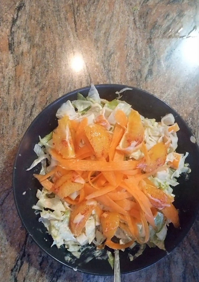 Una foto de Ensalada de surimi 🦀🥗