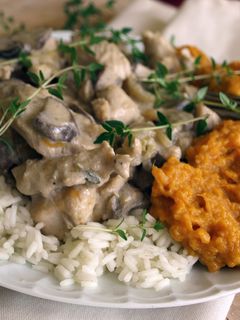 Gombás-kakukkfüves csirkemell recept édesburgonyapürével, rizzsel recept fotója