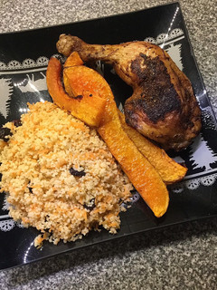 Knusprige Pouletschenkel mit Cranberry-Couscous und grilliertem Kürbis Rezepthauptbild