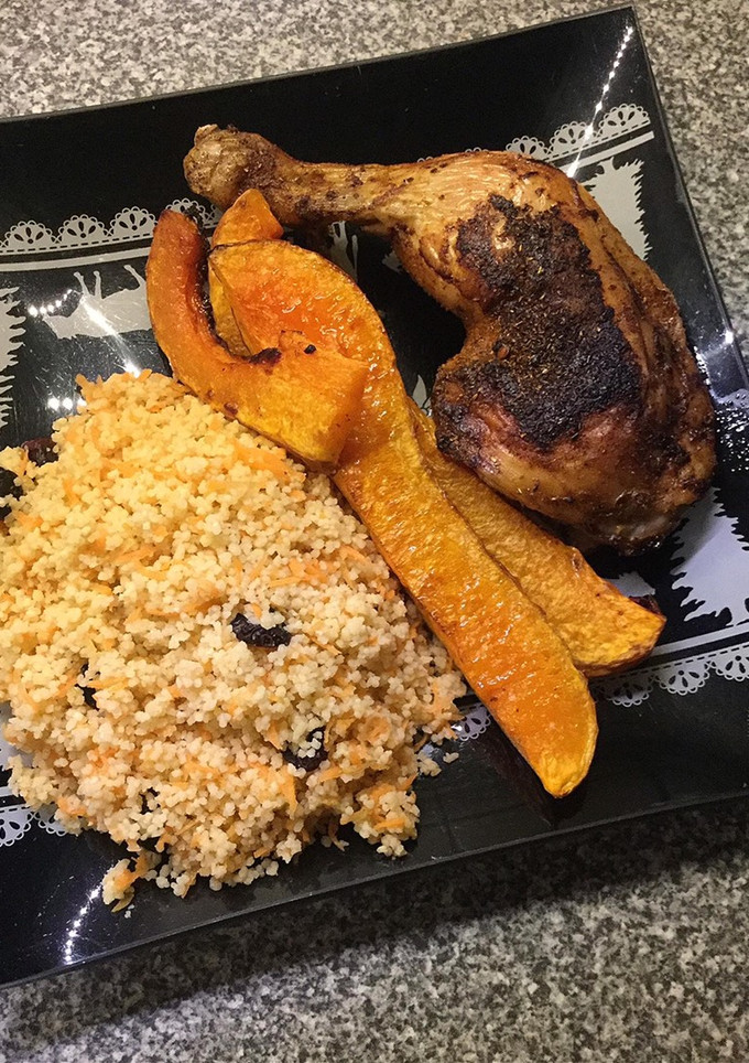 Knusprige Pouletschenkel mit Cranberry-Couscous und grilliertem Kürbis Rezepthauptbild