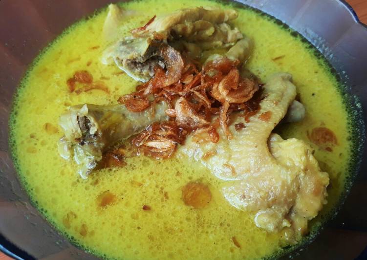 Opor ayam bumbu kuning