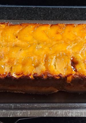 Una foto de Budín acaramelado de manzanas y limón