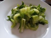 Una foto de ensalada de apio