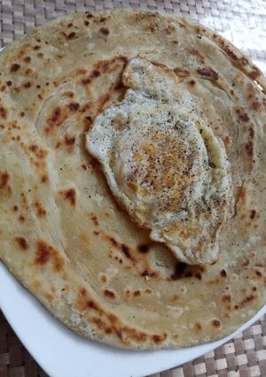 A picture of Khasta khara paratha.