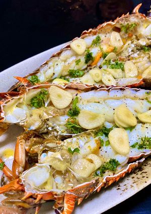 รูปของ กุ้งมังกรอบเนยกระเทียม (ตัวเป็นๆ)