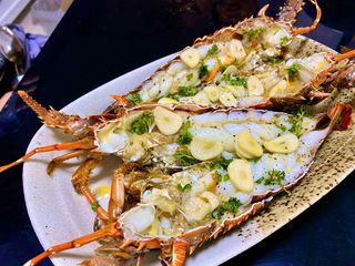 กุ้งมังกรอบเนยกระเทียม (ตัวเป็นๆ)