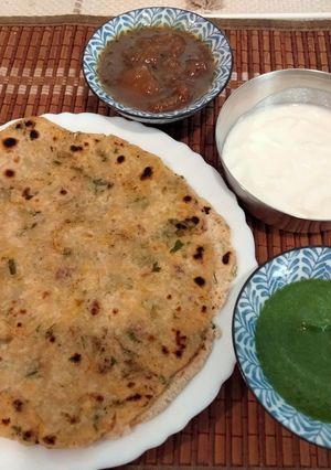 A picture of Akki roti with green chutney,curd and mango launji.