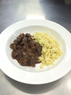 Una foto de Goulash con Spätzle