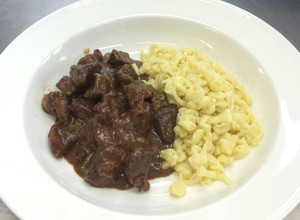 Una foto de Goulash con Spätzle