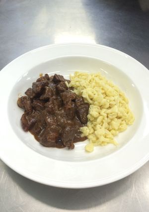 Una foto de Goulash con Spätzle