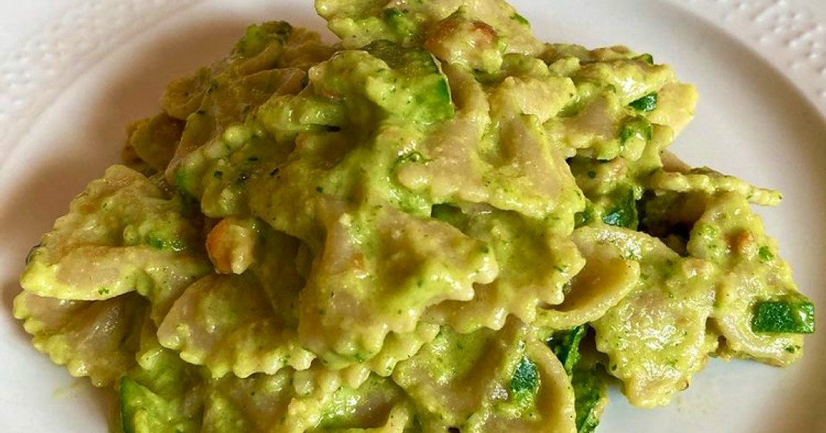 Ricetta Farfalle Con Crema Di Zucchine E Nocciole Tostate di Cucina con ...