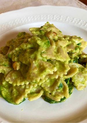 Foto di Farfalle con crema di zucchine e nocciole tostate
