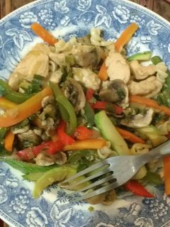 Una foto de Pollo salteado estilo oriental