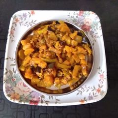 A picture of Cauliflower stem stir fry (fulkopir data chorchori).