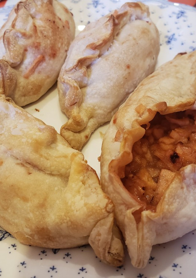 Una foto de Empanadas de manzana y frutos rojos