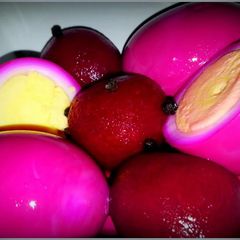 A picture of Mike's Garlic Peppercorn Pickled Eggs.