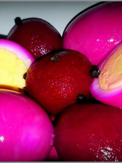 A picture of Mike's Garlic Peppercorn Pickled Eggs.