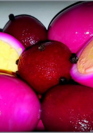 A picture of Mike's Garlic Peppercorn Pickled Eggs.