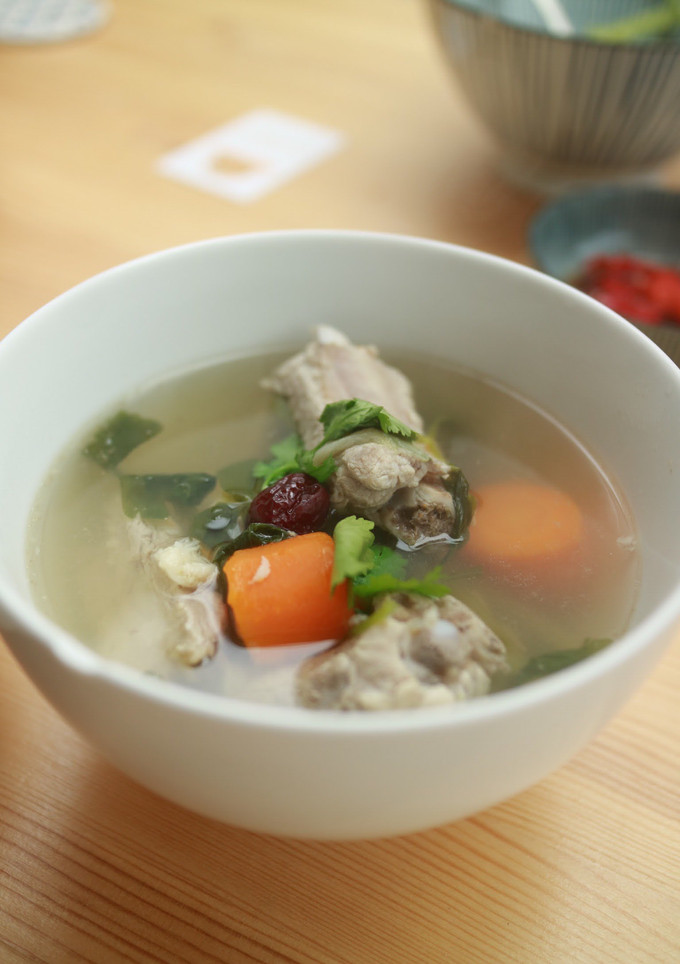 A picture of Chinese Celery with Pork Soup.