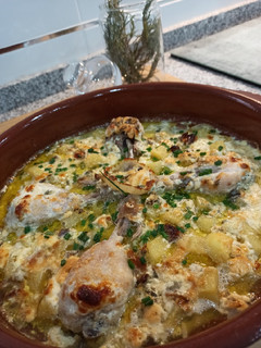Una foto de Muslitos de pollo al Roquefort con dátiles y zumo de naranja 🍗