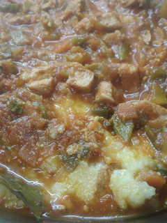 Una foto de Polenta con salsa de verduras y pollo