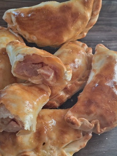 Una foto de Empanadas de jamón y queso en freidora