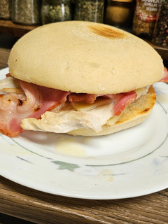 Una foto de Mollete de pollo y bacon 🍗🥓🧀